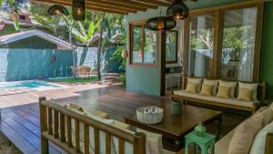 a living room with a table and a couch at Recanto de Sophie in Pipa
