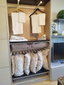 un armario lleno de toallas blancas en Niewielki pokój dla jednej osoby lub pary., en Varsovia