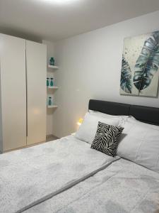 Łóżko lub łóżka w pokoju w obiekcie Apartman Magnolija Umag