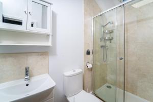 W łazience znajduje się prysznic, toaleta i umywalka. w obiekcie Alba w St Ives