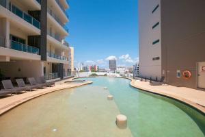 - une piscine au milieu d'un bâtiment dans l'établissement Habour & City View Apartment on 11th Floor - King Bed, à Darwin