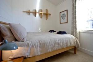 um quarto com uma cama, um candeeiro e uma janela em Salcombe Retreat Lodge 2 em Soar