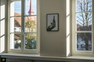 ein Fenster mit einem Bild einer Flasche an der Wand in der Unterkunft Hotel Goldener Stern - contactless check-in in Luzern