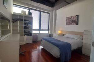 a bedroom with a bed and a large window at Apartamento de 2 habitaciones entre La Peseta y Carabanchel Alto con vistas in Madrid