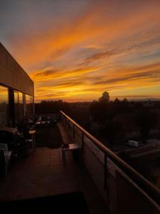 a view of a sunset from a balcony of a building at Apartamento de 2 habitaciones entre La Peseta y Carabanchel Alto con vistas in Madrid