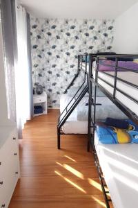1 dormitorio con 2 literas y suelo de madera en Le Royal Condo, 13 P, WIFI & Parking à Disneyland, en Chessy