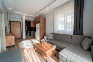 een woonkamer met een bank en een salontafel bij Göynük Panorama Luxury Otel in Kemer
