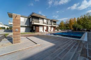 een villa met een zwembad en een huis bij Göynük Panorama Luxury Otel in Kemer