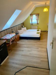 1 dormitorio con cama, mesa y ventana en Pension - Alt - Strassgang, en Graz