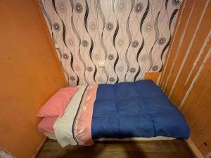 a small bed in a room with a curtain at Refugio 644 in Porvenir