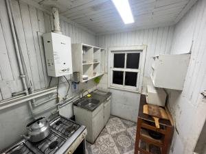 uma pequena cozinha com um fogão e um lavatório em Refugio 644 em Porvenir