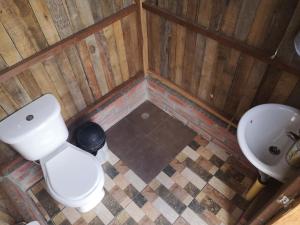 クリティにあるVilla Namaste - Cabaña Excélsiorのバスルーム(トイレ、洗面台付)のオーバーヘッドビュー