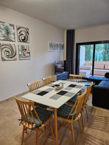 sala de estar con mesa y sillas en Private Apartment & Pool - El Oasis Golf Resort - Fuente del Alamo en Murcia