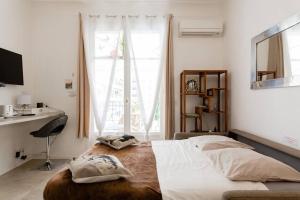 - une chambre avec un grand lit en face d'une fenêtre dans l'établissement Mythique Miramar Cannes Croisette Terrasse Clim Parking Wifi, à Cannes