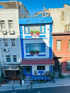 ein blau-weißes Gebäude in einer Stadtstraße in der Unterkunft SEFA Story Hotel in Istanbul