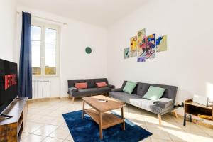 a living room with a couch and a table at Magenta Tiburtino in Rome