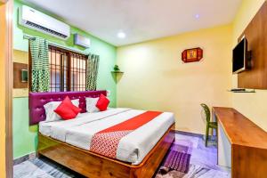 a bedroom with a bed with red and green walls at OYO Flagship 80514 Moody Moon in Bārang