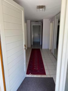 een hal met een rood tapijt op de vloer bij Belair Studio in Tervuren +7 foto's