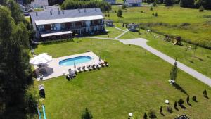 - une vue aérienne sur une maison avec une grande cour dans l'établissement Pokoje Gościnne Kameralnie, à Jantar