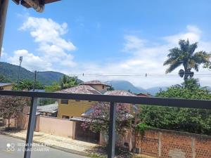 uitzicht op de bergen vanaf het balkon van een huis bij Casa Familiar in Paraty