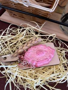 un morceau de viande assis dans un panier avec un couteau dans l'établissement 小憩人輕旅, à Jinning