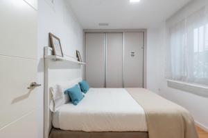 A bed or beds in a room at Locksmith Apartment - Park Option