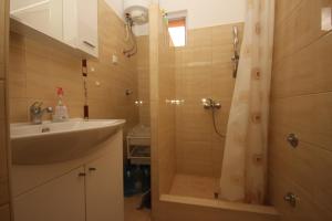 un baño con ducha y lavabo en Kaya Apartments, en Sarajevo 15 fotos más