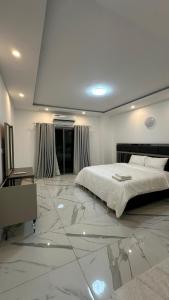 a large white bedroom with a bed and a desk at Residence Roume Abidjan Plateau in Abidjan +42 photos