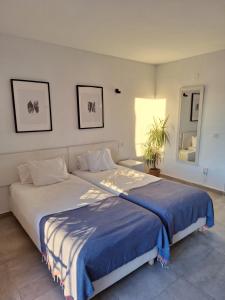 sypialnia z dużym łóżkiem i niebieskim kocem w obiekcie Estudio Minerva 429, Costa del Sol w mieście Benalmádena
