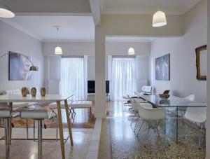 comedor y sala de estar con mesa y sillas en Quiet, central 2bd Apt, Kolonaki, en Atenas
