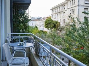 balcón con mesa, sillas y vistas en Quiet, central 2bd Apt, Kolonaki, en Atenas