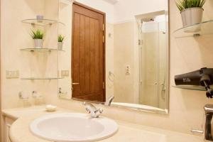 Kupatilo u objektu Artsy 1 BR Apt/ Free Pool & Lagoon Access @ElGouna