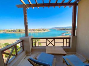 En balkon eller terrasse på Artsy 1 BR Apt/ Free Pool & Lagoon Access @ElGouna