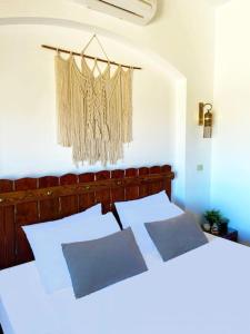 Krevet ili kreveti u jedinici u okviru objekta Artsy 1 BR Apt/ Free Pool & Lagoon Access @ElGouna