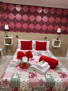 a bedroom with a bed with a red wall at Hostal Inn Madrid in Madrid