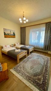 ein Wohnzimmer mit 2 Betten und einem Teppich in der Unterkunft Zentral mit Entspannung pur in Mörfelden-Walldorf