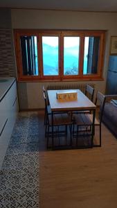 eine Küche mit einem Tisch und Stühlen im Zimmer in der Unterkunft Appartamento Milollo Polsa in Brentonico