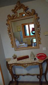 a dressing table with a mirror on a wall at Appartamento Milollo Polsa in Brentonico