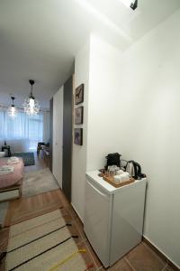 een woonkamer met een keuken en een kamer met een bank bij GO GO RILA PARK in Borovets