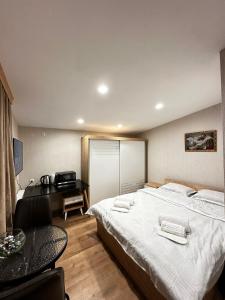 ボルジョミにあるWoodland Borjomiのベッドルーム1室(ベッド1台、デスク、テーブル付)