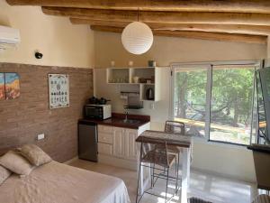 Una cocina o kitchenette en La Casita del Bosque
