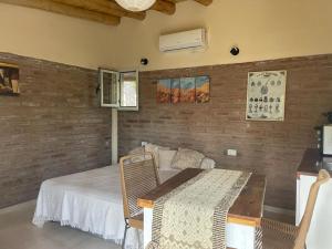 Una televisión o centro de entretenimiento en La Casita del Bosque 22 fotos más
