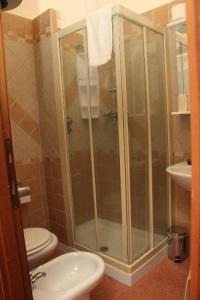 La salle de bains est pourvue d'une douche, de toilettes et d'un lavabo. dans l'établissement Verdon, à Rome