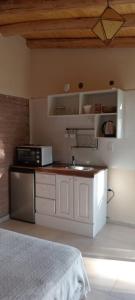Una cocina o kitchenette en La Casita del Bosque