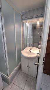 a bathroom with a white sink and a shower at Joli T2 proche mer et commodités in La Seyne-sur-Mer
