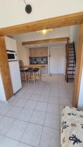 a kitchen and dining room with a table and a refrigerator at Joli T2 proche mer et commodités in La Seyne-sur-Mer