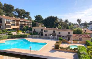 a large swimming pool in front of a building at Joli T2 proche mer et commodités in La Seyne-sur-Mer