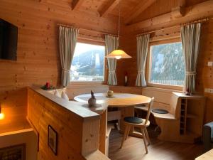 TV a/nebo společenská místnost v ubytování Chalet Leitn-Anger