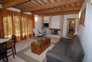 een woonkamer met een bank en een tafel bij Villa Massignano in Gualdo di Macerata