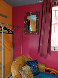 Mirabel-aux-Baronniesにあるvilla les Pinsのピンクの部屋(鏡、椅子付)
